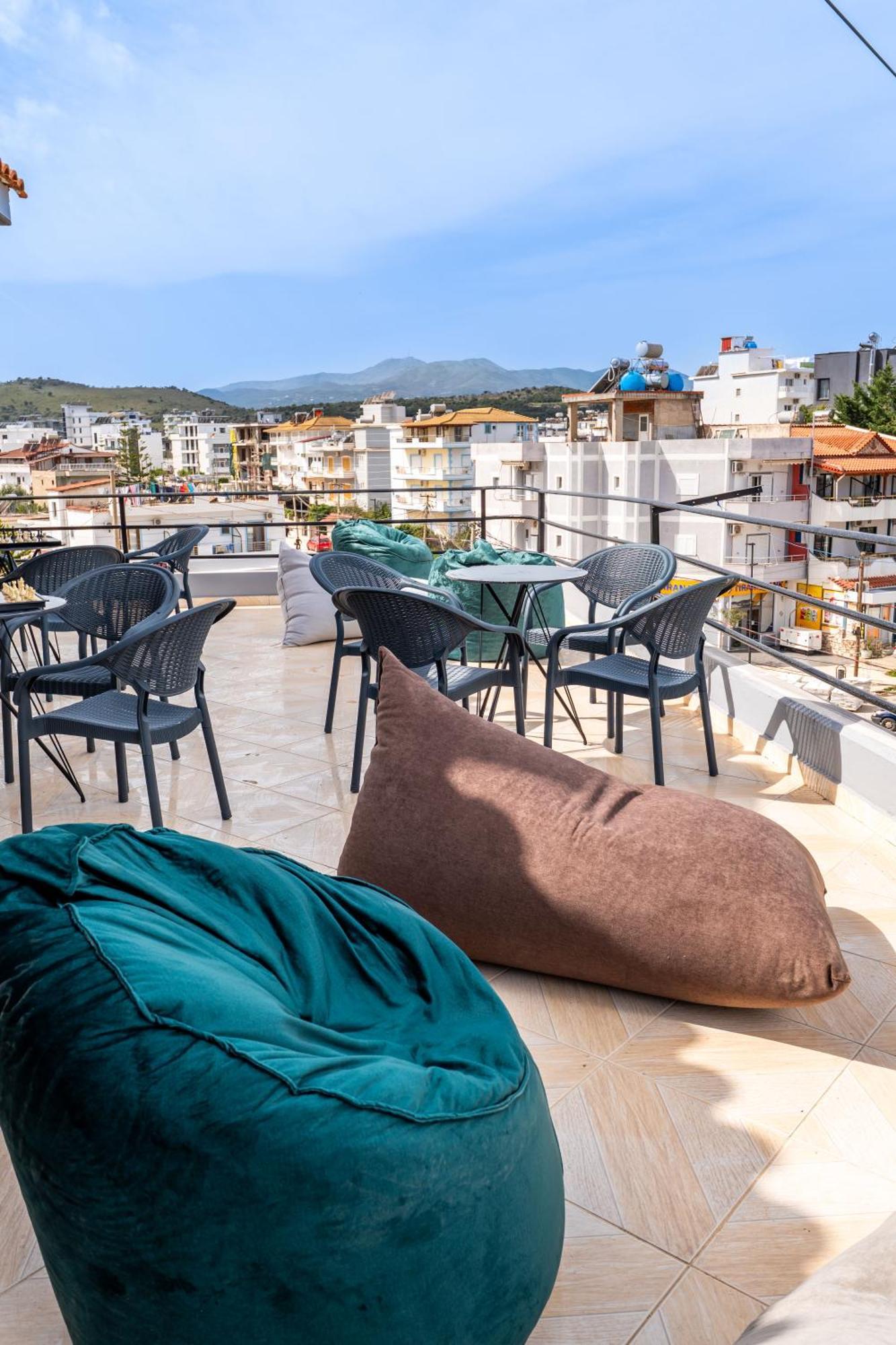 Apartament Brothers Of The World